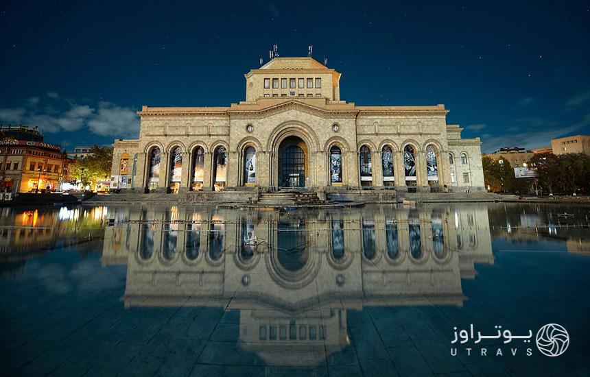 تصویری از موزه ملی ارمنستان در شب